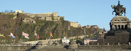 Deutsches Eck met op de achtergrond Festung Ehrenbreitstein